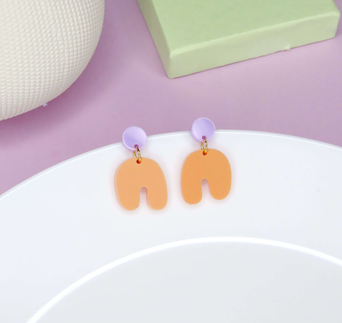 Kleine Squishy Arch Bogen Ohrringe in flieder peach