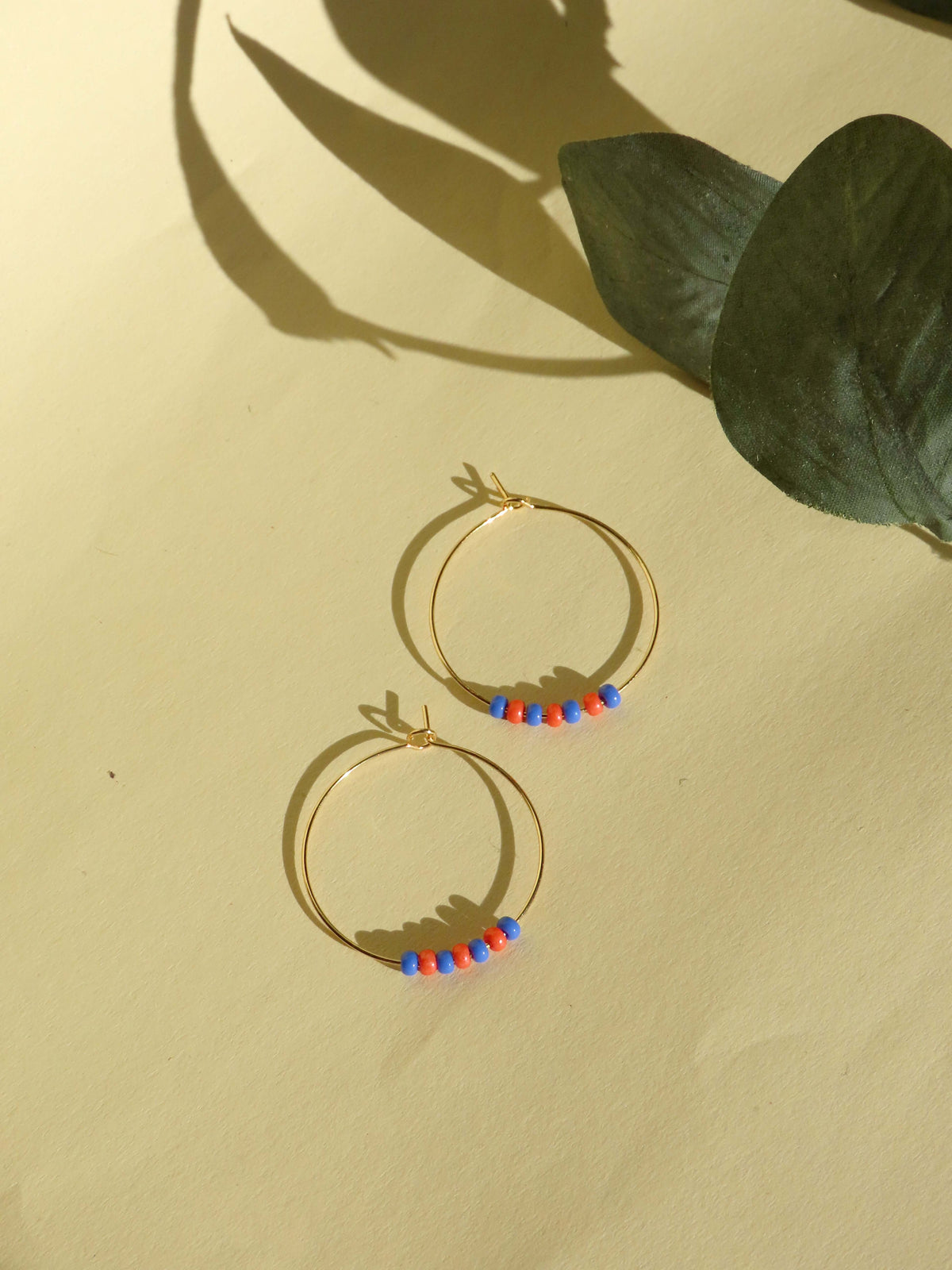 Hoops aus vergoldetem Edelstahl mit Toho Seed Perlen in blau rot