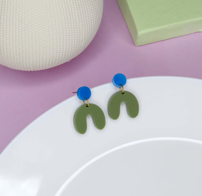Kleine Arch Bogen Ohrringe in azurblau olive