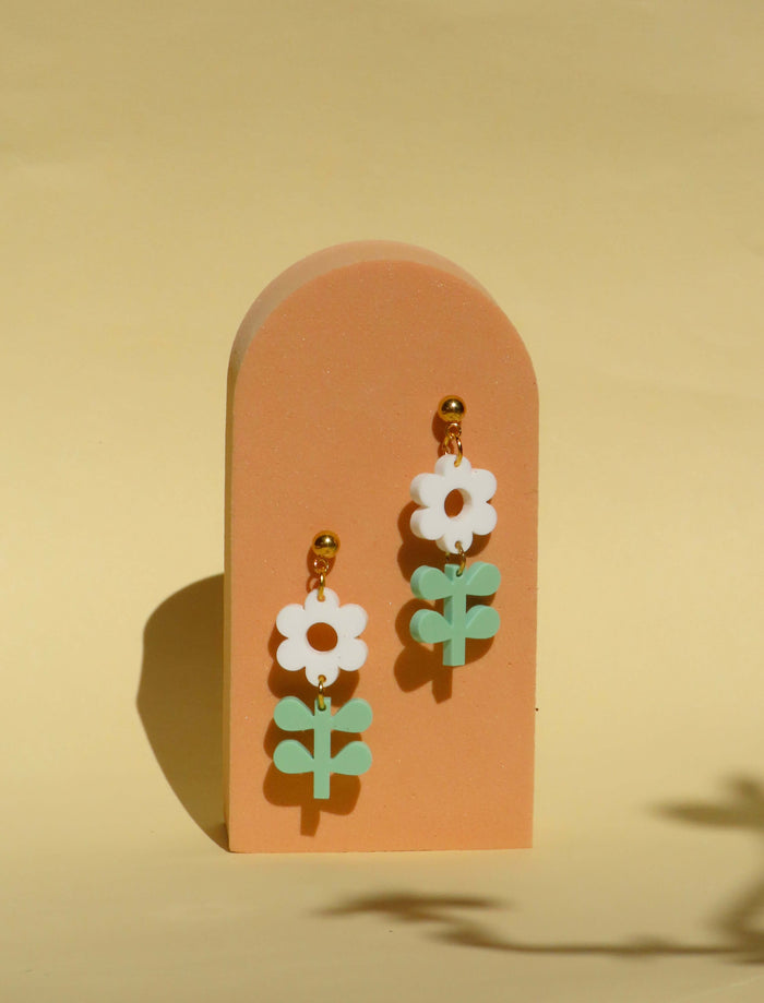 Statement-Ohrringe Blume & Blatt – Frühlingshafte Blumenohrringe in Weiß und Mint