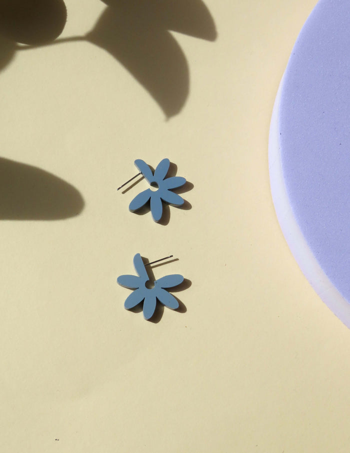 Creolen Flower aus Acryl und Edelstahl in taubenblau
