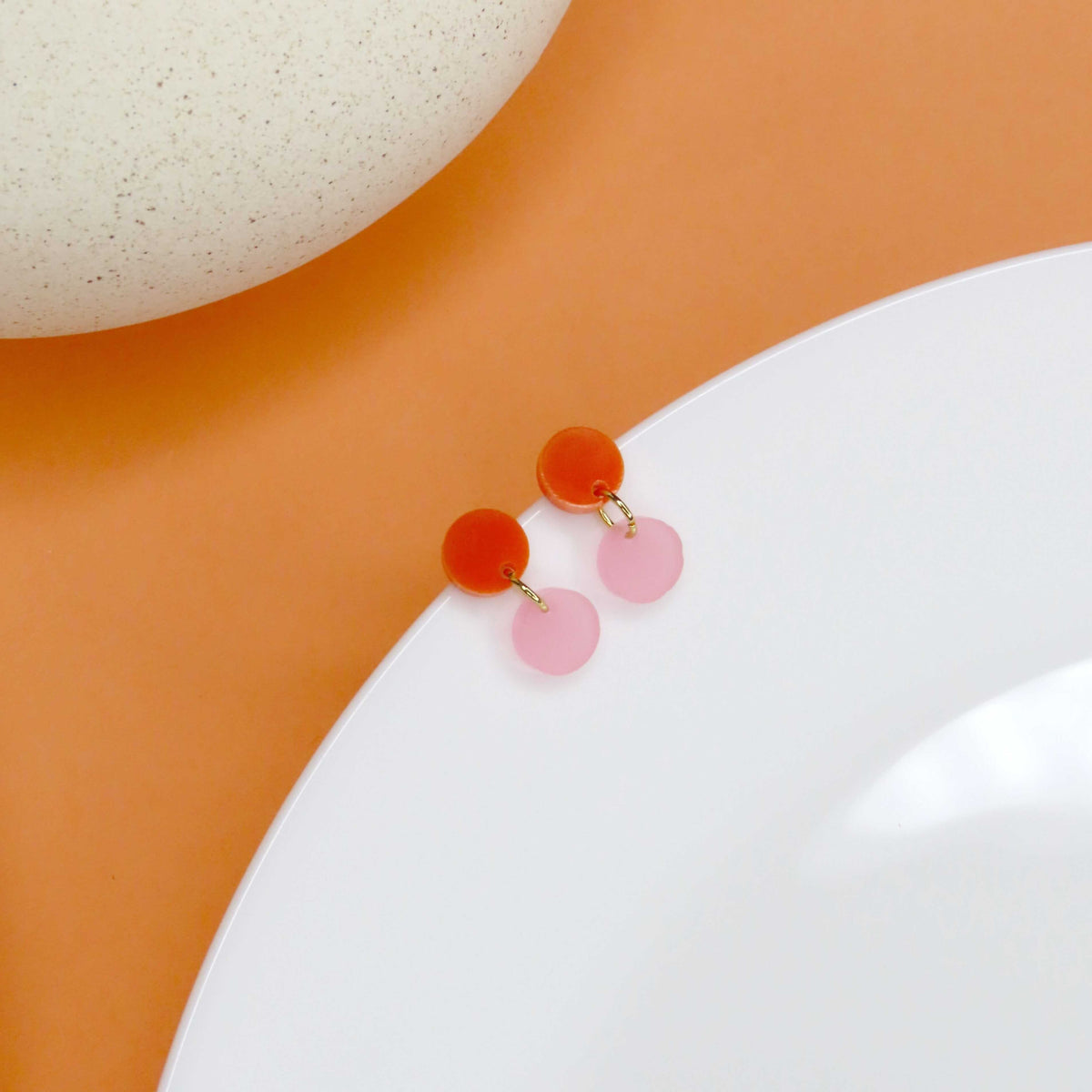 Dotty Acryl Ohrringe in orange eisrosa