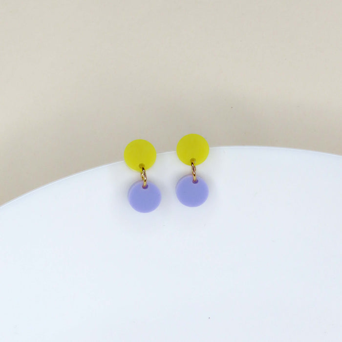 Dotty Acryl Ohrringe in gelb flieder