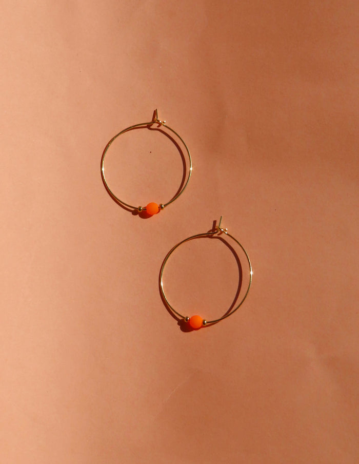 Orange Neon Perle an goldener Edelstahl Creole