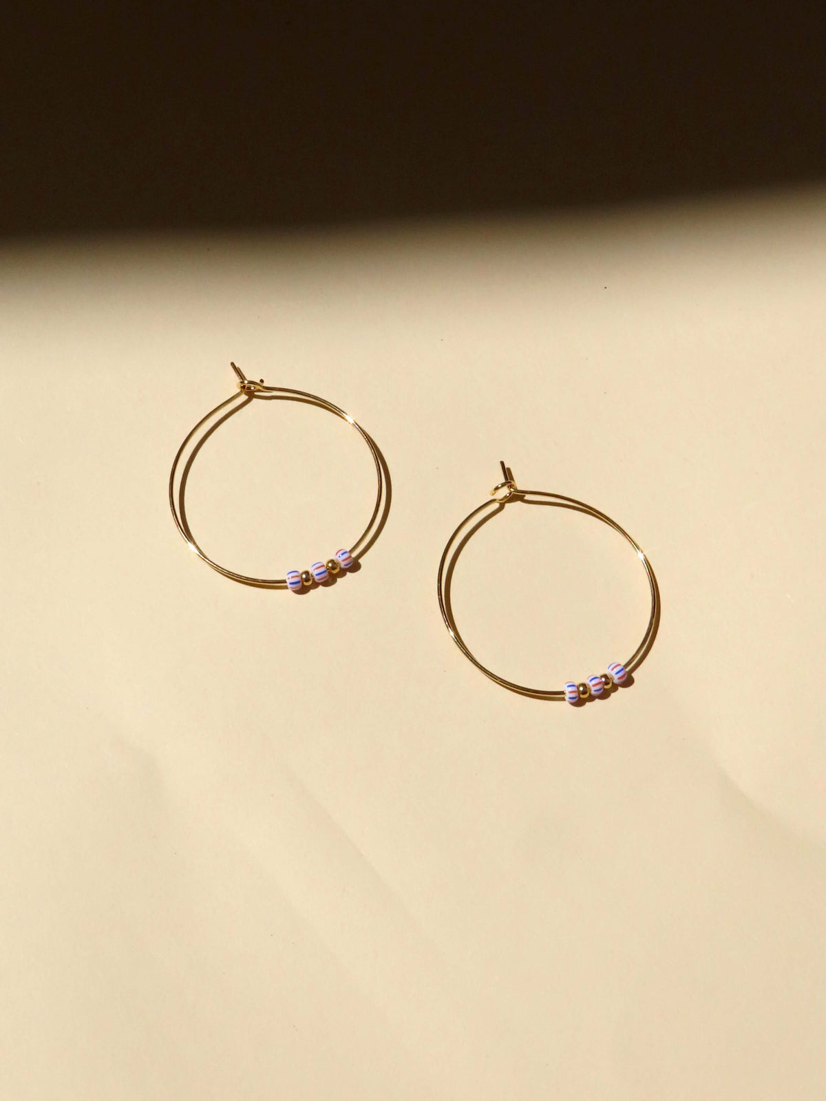 Hoops aus Edelstahl mit gestreiften Rocailles Perlen in blau rot
