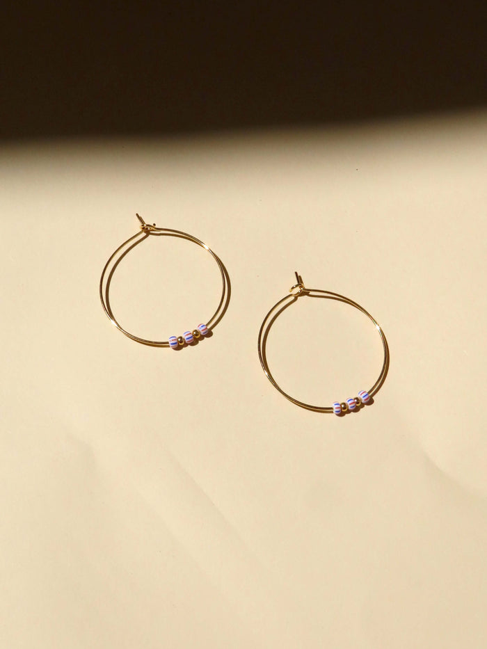 Hoops aus Edelstahl mit gestreiften Rocailles Perlen in blau rot