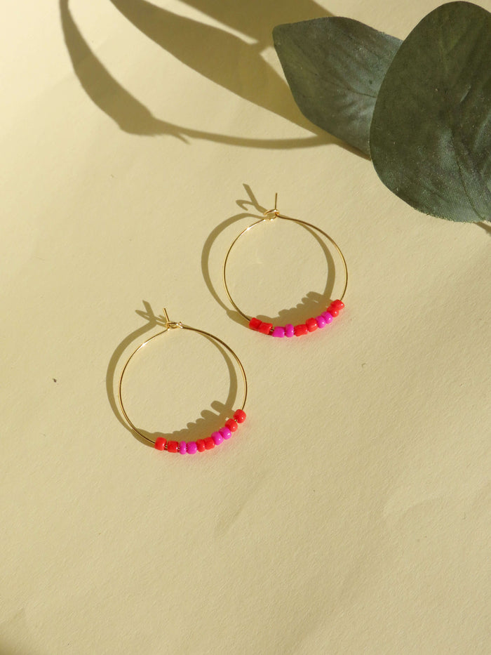 Hoops aus vergoldetem Edelstahl mit Toho Seed Perlen in rot pink