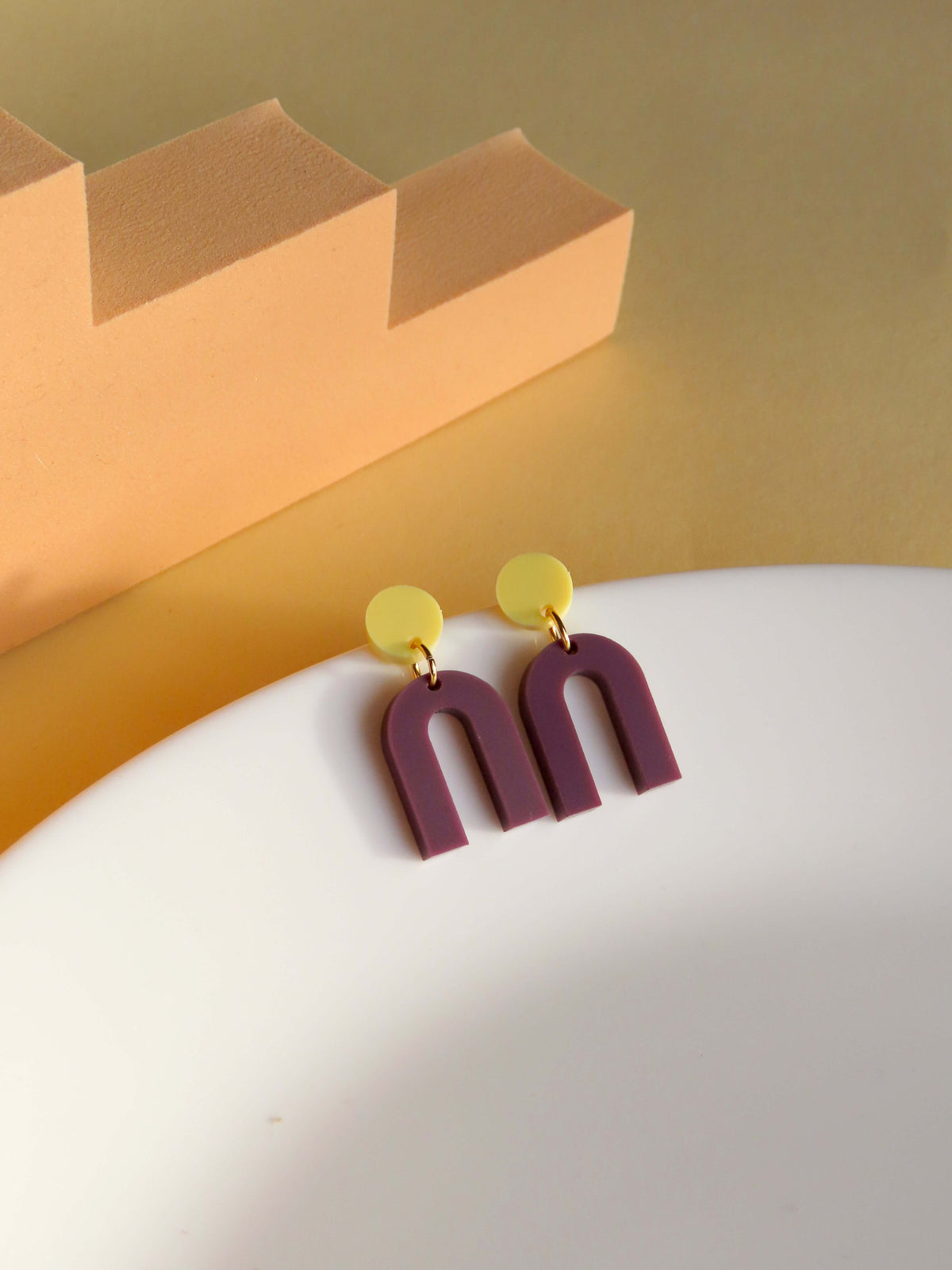 Mini Arch Acryl Ohrringe mit Edelstahlstecker in hellgelb plum