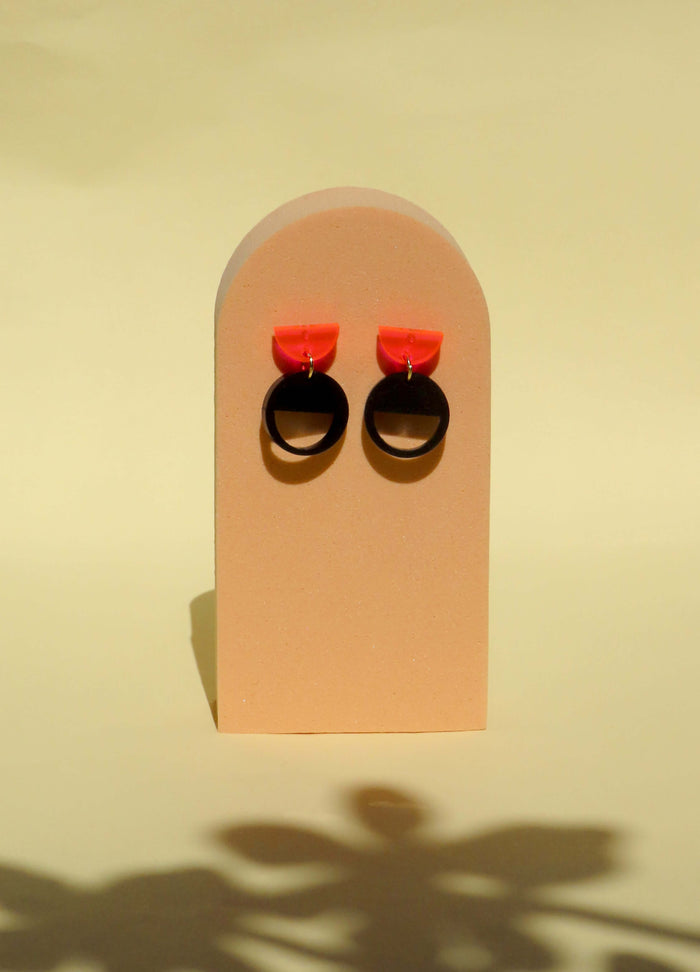 Halbkreis-Kombi Ohrstecker – Neonpinkes Acryl mit schwarzem Anhänger