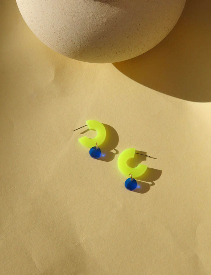 Creolen Silva aus Acryl und Edelstahl in neon gelb und tiefblau