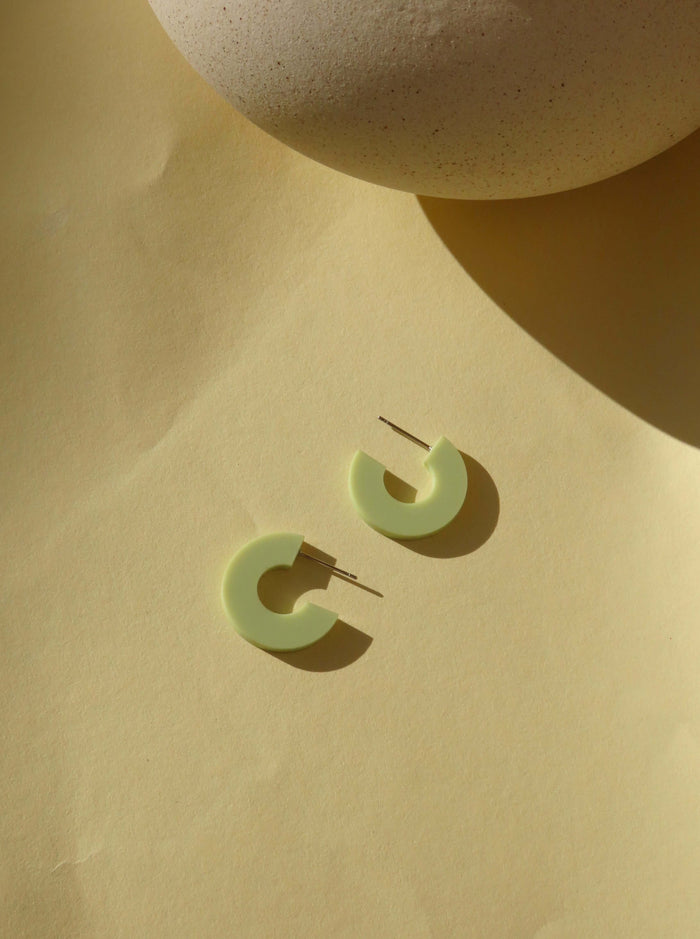 Creolen Simmi aus Acryl und Edelstahl in pastell lime