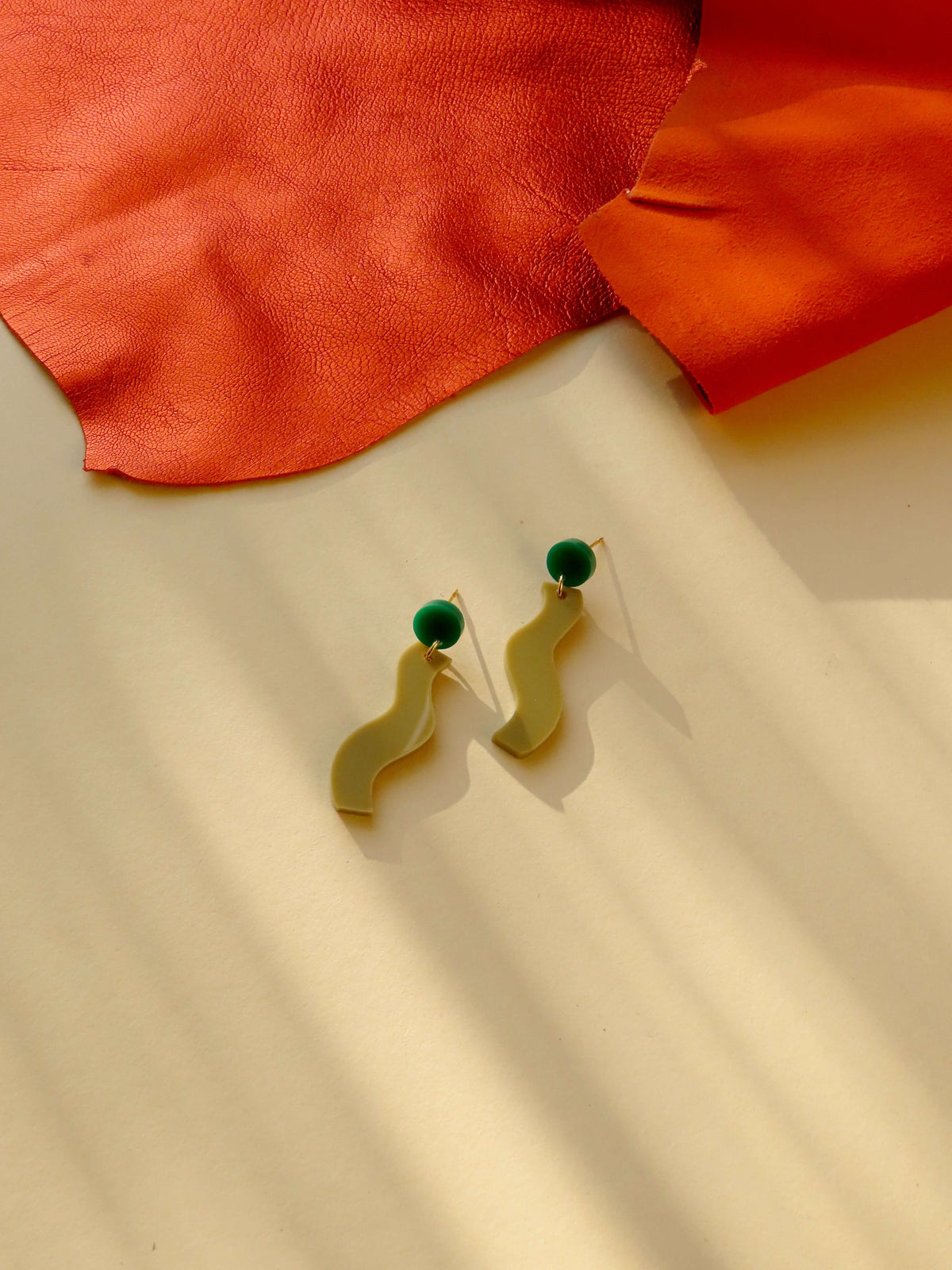 Wormly Ohrringe mit Edelstahl Steckern in grün beige