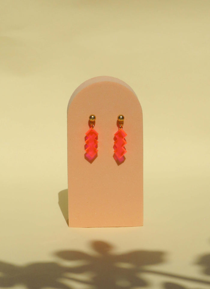 Zickzack Neon-Pinke Acryl Statement Ohrhänger